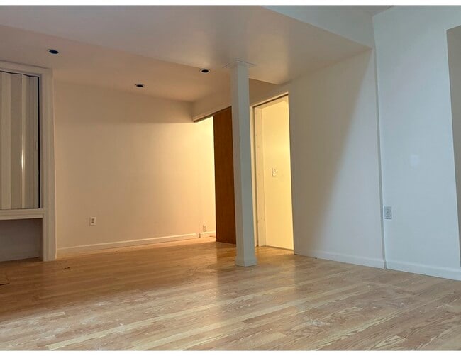 Building Photo - 110 Sunnyside Ave