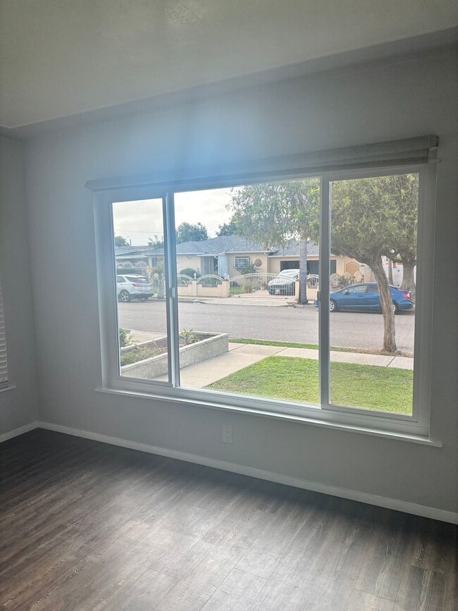Building Photo - Spacious 3BR 1BA on 5th & I St! Large hous...