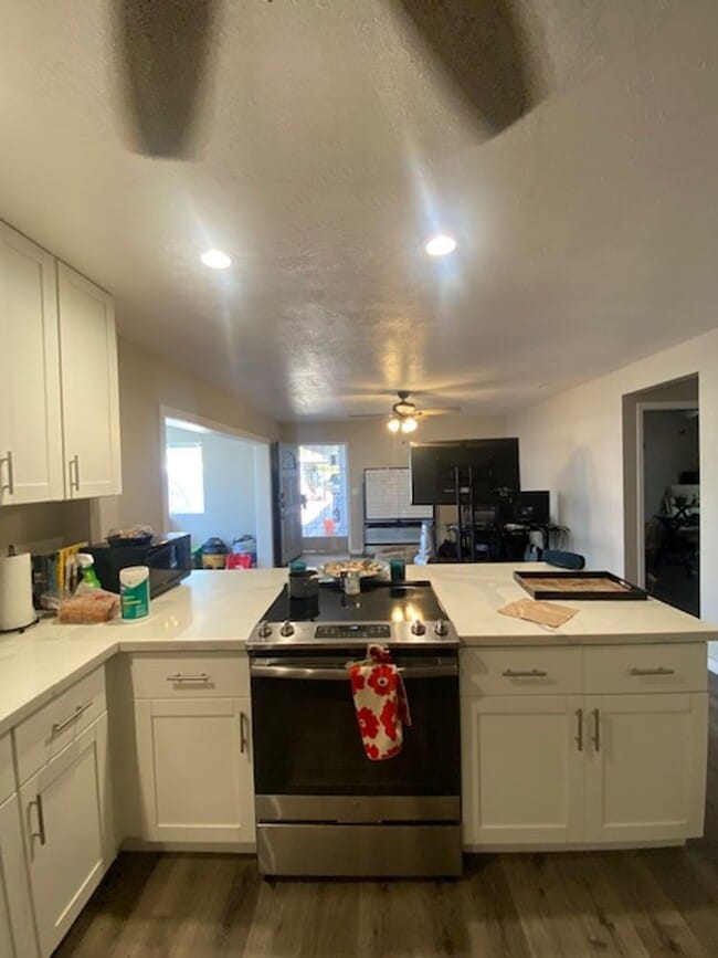 Building Photo - 5 Bedroom / 2 Bath House in Ewa Beach