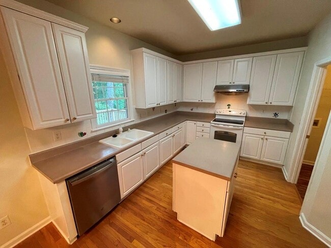 Building Photo - 400 Park Creek Dr