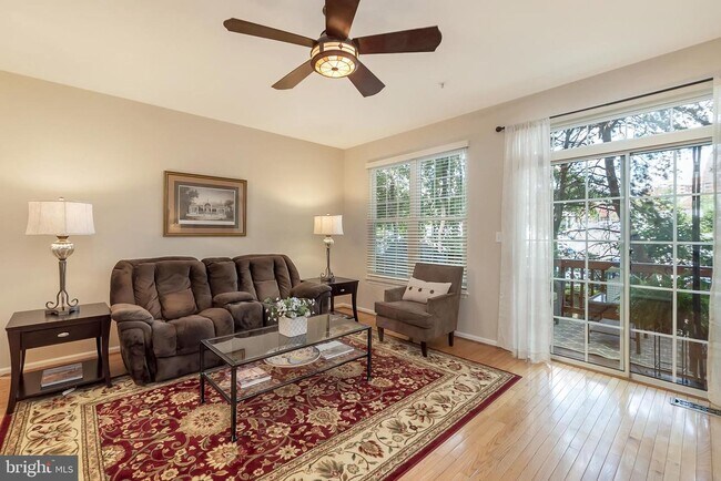 Foto del edificio - 4-level, 3-bedroom garage townhome