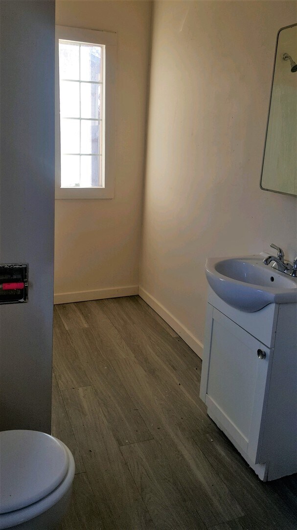 Foto del edificio - 2 Bedroom/1 Bathroom Near Hays Park