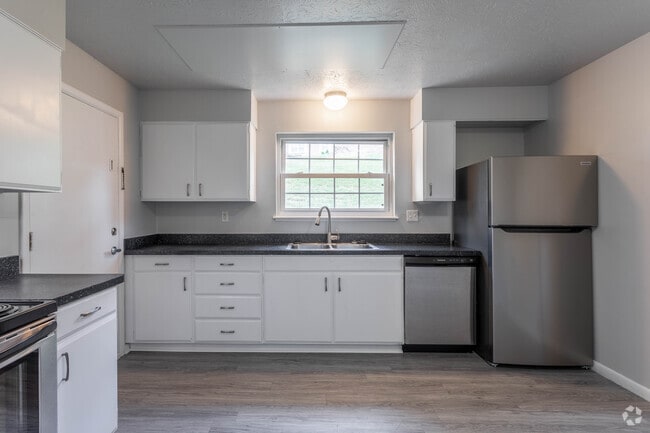 2 Br, 1 Ba - 980 SF - Patriot Greenbrier (FKA Greenbrier Gardens)