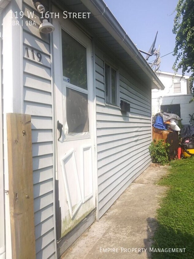 Primary Photo - 2 Bedroom / 1 Bathroom in Northampton !