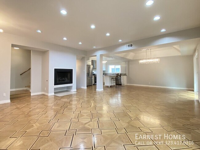 Building Photo - 3+2.5 Charming End-Unit Townhouse in Valle...