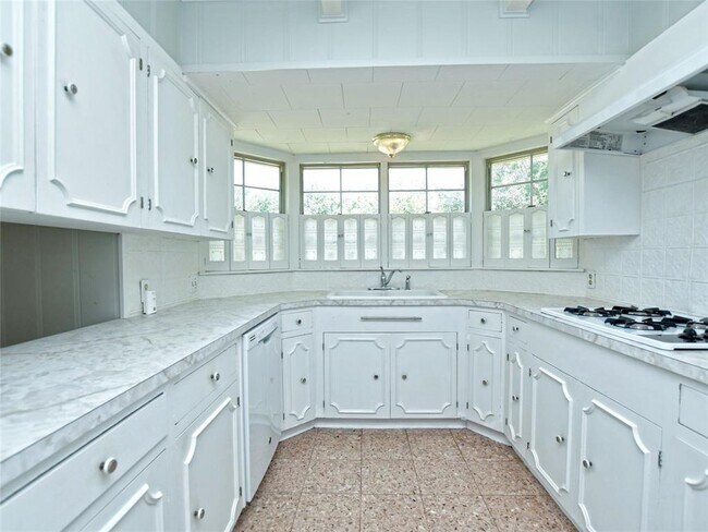 Building Photo - 5911 Fairlane Dr