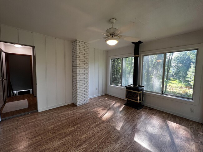 Building Photo - 1185 Kinney Ave SW