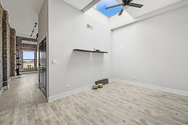 Building Photo - 1572 N Milwaukee Ave