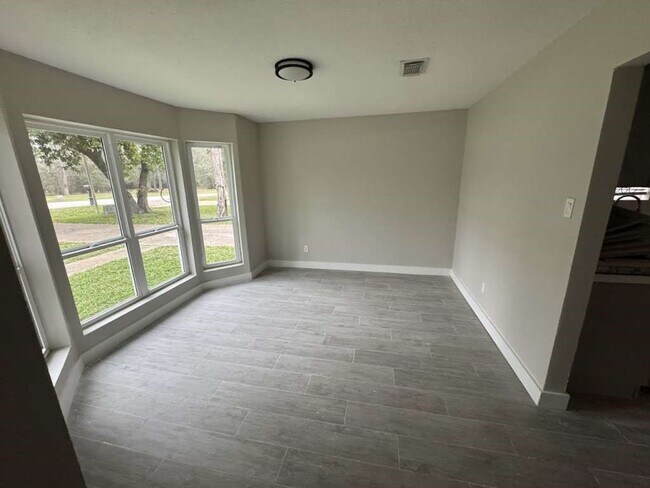 Foto del edificio - 529 Brandon Rd
