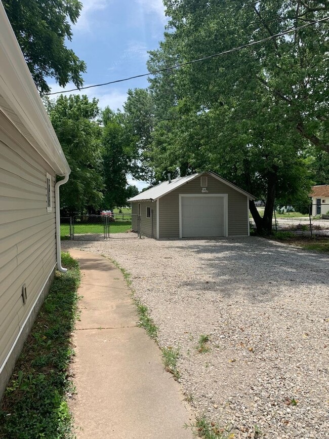 Building Photo - PRE-LEASING! Beautiful 3 Bedroom 2 Bath 2 Living Areas + Detached 1 Car Garage/ Workshop