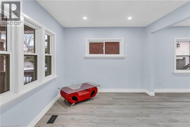 Photo du bâtiment - 392 Victoria St S