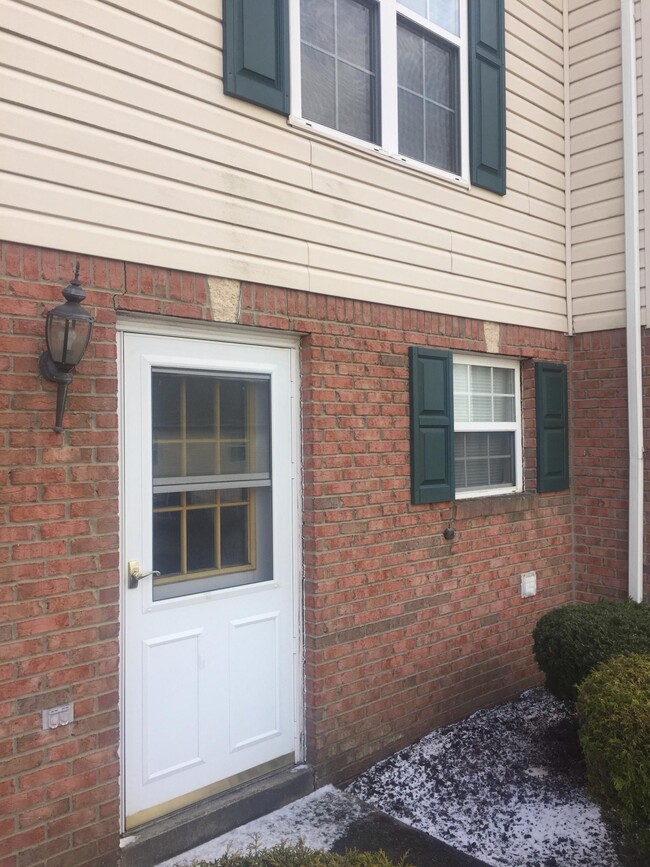 Front door entrance - 402 Silvis Way