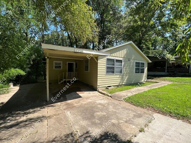 Building Photo - 801 Forest Ln