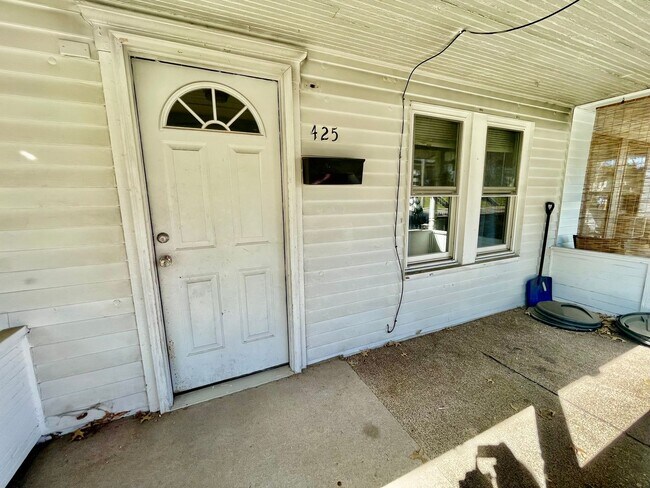 Foto del edificio - 2 Bedroom 1 Bath- Coraopolis PA (MOON SCHO...