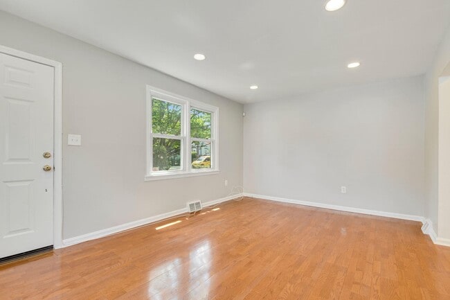 Building Photo - 5010 Sheridan St