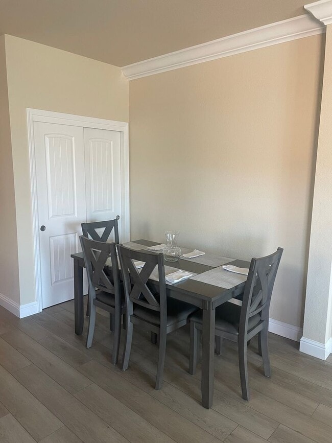 Building Photo - LARGE 4BED 2.5 BATH - GREAT FOR TRAVELING ...