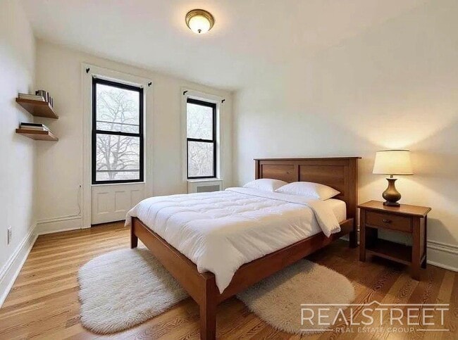 Foto del edificio - Spacious 1.5-Bedroom Penthouse Apartment in Prime Bushwick!