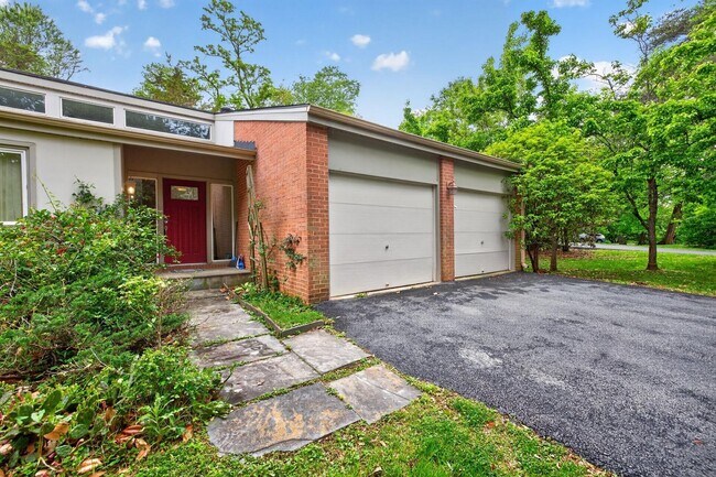 Foto del edificio - 9404 Woodington Dr