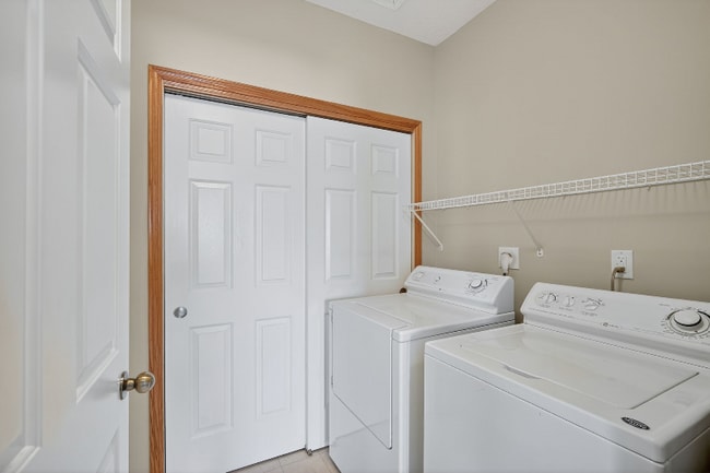 Building Photo - 1380 SE Florence Dr