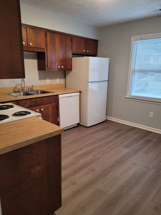 Building Photo - 2 Bedroom, 1 bath apartment - Downstairs Unit