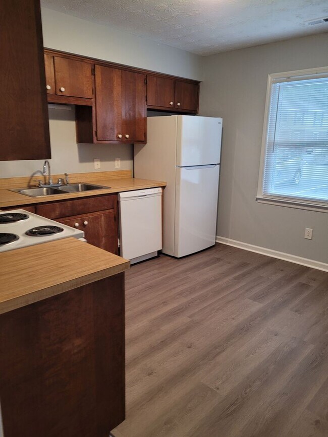 Foto del edificio - 2 Bedroom, 1 bath apartment - Downstairs Unit