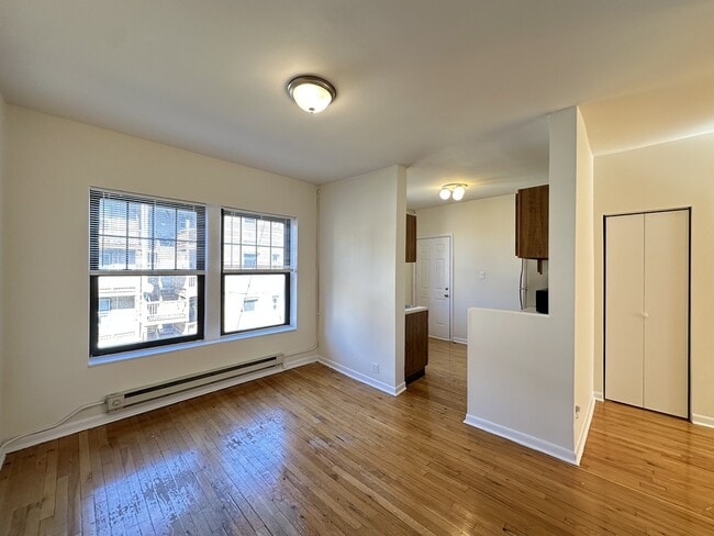 Building Photo - 710 W Cornelia Ave