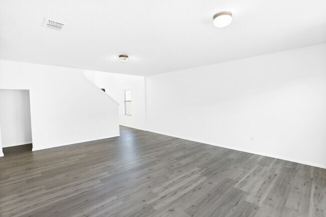 Building Photo - 3 Bedroom/2.5 Bath Hillcrest Subdivision