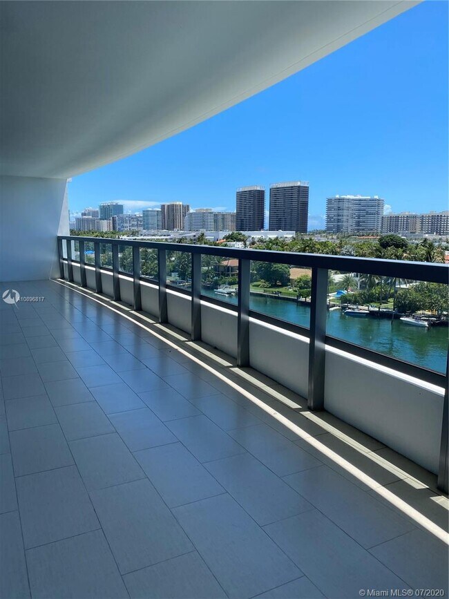 Foto del edificio - 9261 E Bay Harbor Dr