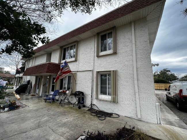 Foto del edificio - 402 Lower 8th Ave