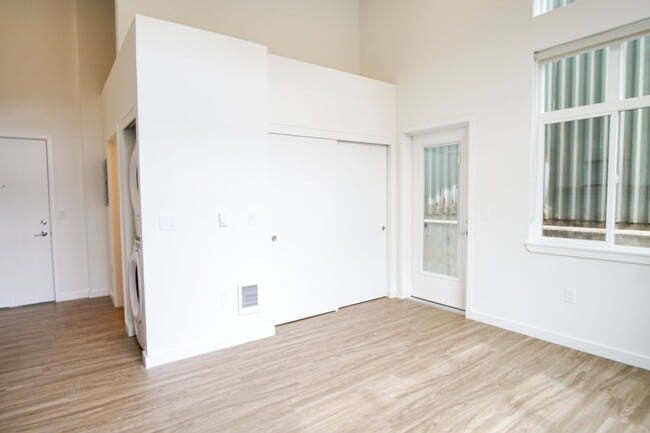 Building Photo - Bright Modern Studio with Tall Ceilings and Luxe Details!