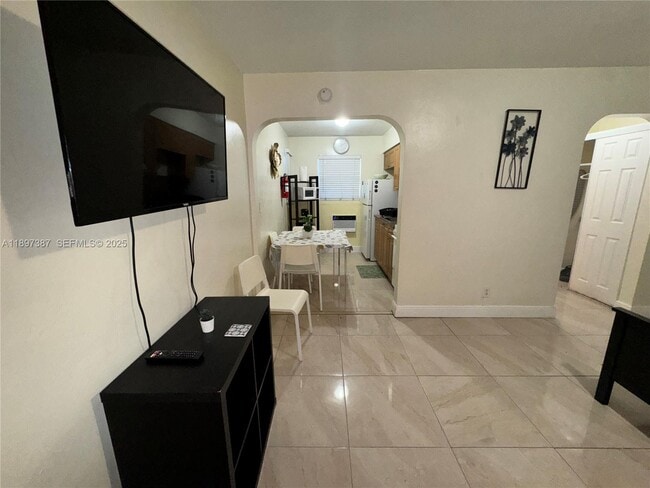 Building Photo - 2305 Monroe St