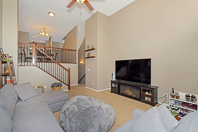 Foto del edificio - 2-Story Townhome - Excellent Condition