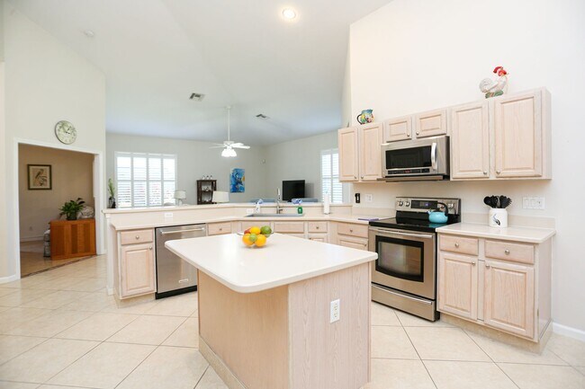 Building Photo - ***3BED+DEN/2BATH***AUTUMN WOODS***SEASONAL OR ANNUAL RENTAL***FURNISHED***