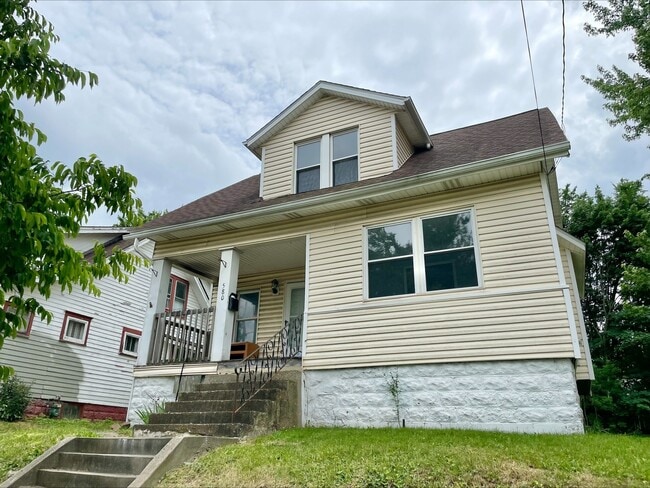 Building Photo - 580 Baird St