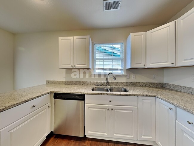 Building Photo - 200 Kingscreek Dr