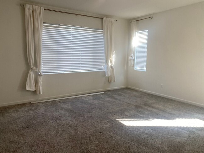 Building Photo - Reduced Priced. Will not last!!