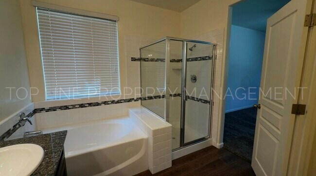 Building Photo - Beautiful Home for Rent in Visalia!