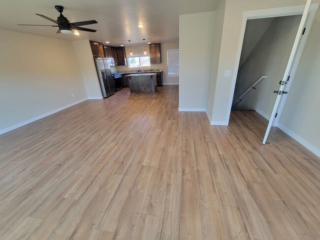 Building Photo - 3 Bedroom, 2.5 Bath Unit in Single Family ...