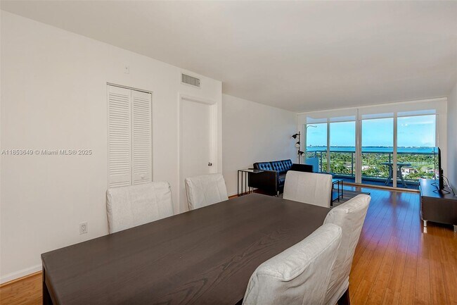 Foto del edificio - 5600 Collins Ave