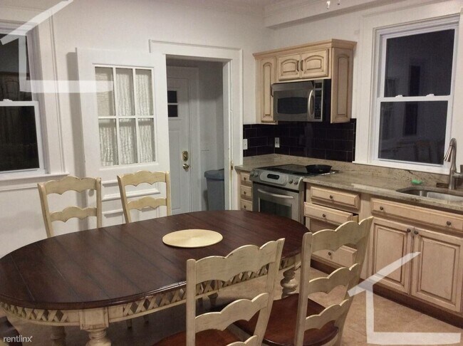 Foto del edificio - 8 br, 5 bath House - 18 Holton St House