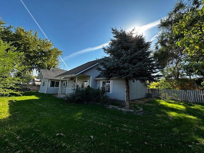 Building Photo - Large Craftsman in the Country