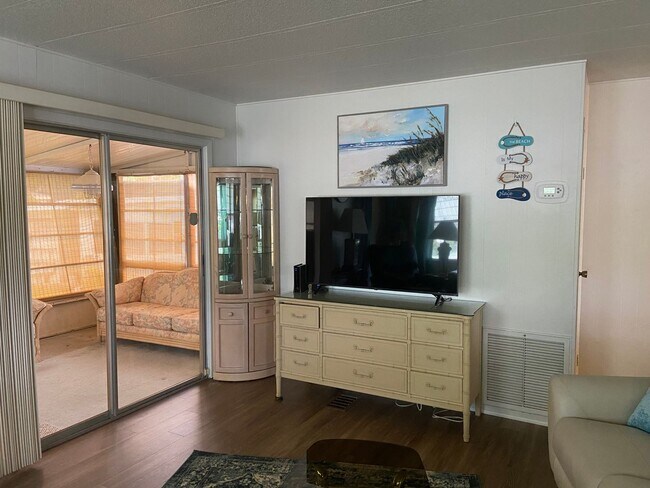 Building Photo - Spacious Home in peaceful Cul-de-sac