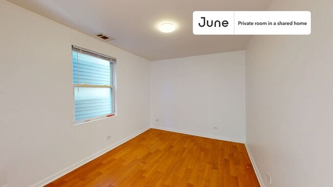 Building Photo - Private bedroom in 3 bed/1 bath Home