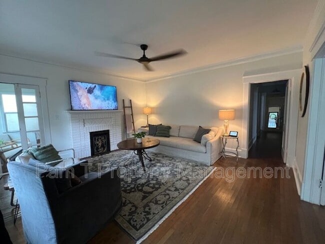 Building Photo - 125 E 54th St