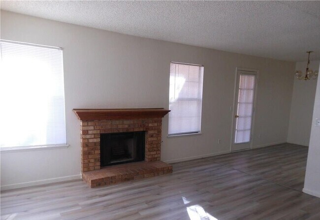 Building Photo - 5576 W Rochelle Ave