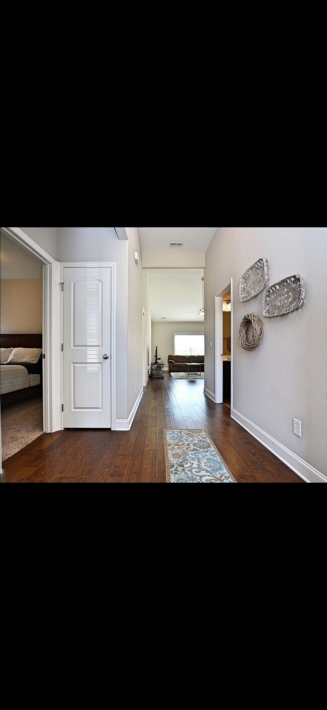 Foto del edificio - 605 Summerdawn Pl