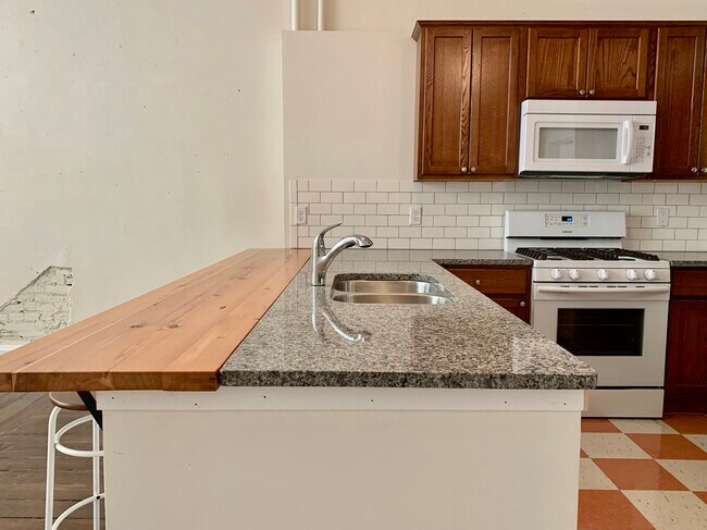 Foto del edificio - 627 E Adams St