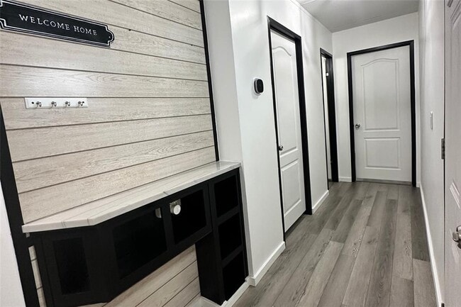 Building Photo - 1601 E Slaughter Ln