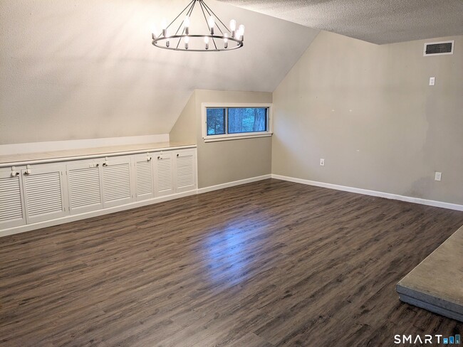 Building Photo - 44 Great Meadow Ln