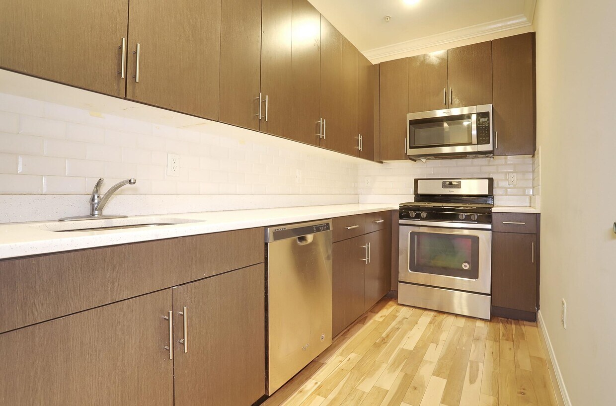 Primary Photo - 4401 BERGENLINE Ave